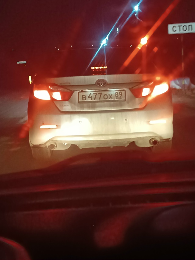 Вот этот мудак катается на дальном свете. На замечание(...