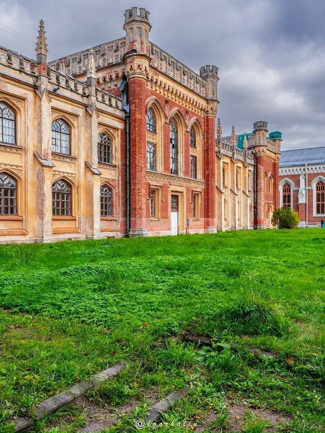 Продолжаем любоваться Дворцовыми конюшнями в Петерго?...