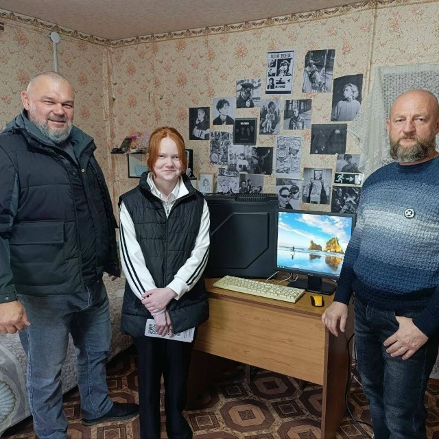 📍 «Русская община» подарила два компьютера малоимущи...