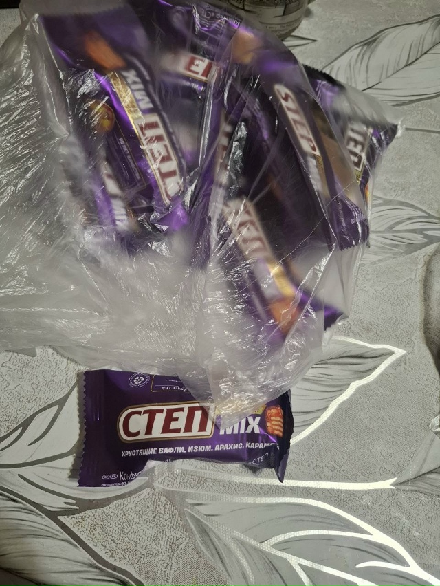 Купили конфеты в Магните на площади. В конфетах была пл...