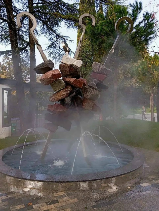 Ну наконец-то догадались увековечить гастро-лицо Сочи:...