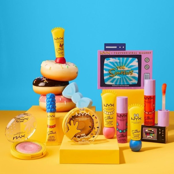 ОМГ, бренд NYX выпустил коллекцию косметики по «Симпсонам»!
В линейке есть блеск для губ, спонжик в