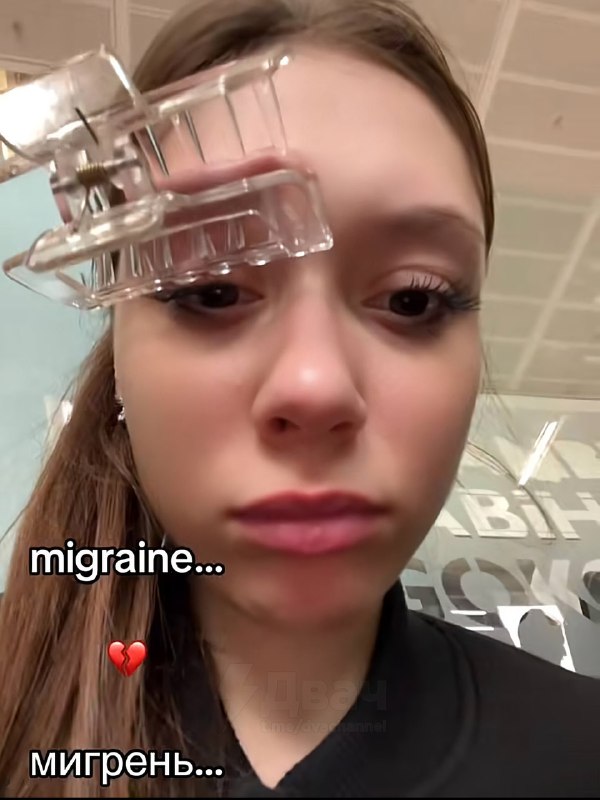 Тянки начали спасаться от мигрени крабиками для волос и заколками
Лайфхак реально рабочий: если заж