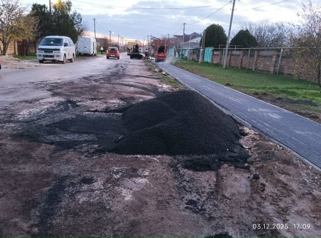На улице Кошевого в Заозерном подрядчик начал укладку ...