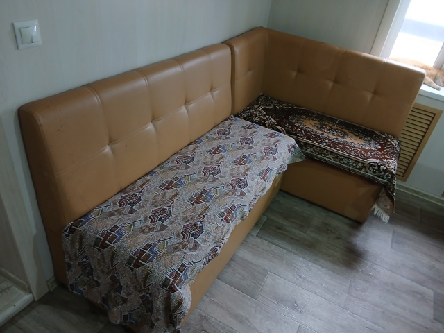 Продам угловой диван,имеется спальное место, место для...
