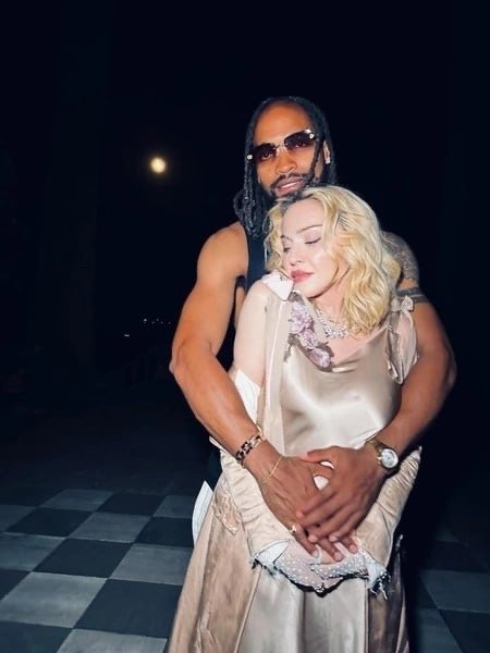 Мадонна снова доказывает — любовь не знает возраста😅...