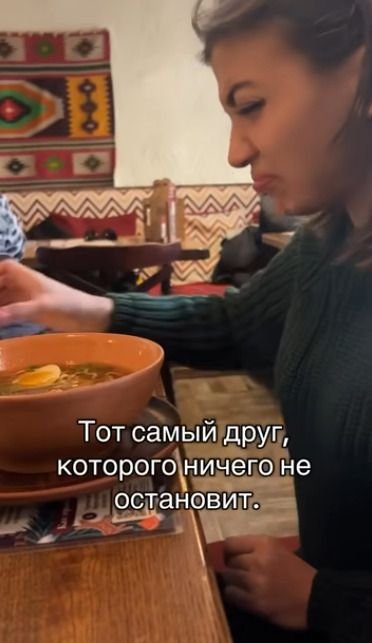 Так вот почему мужики зависают в этом баре