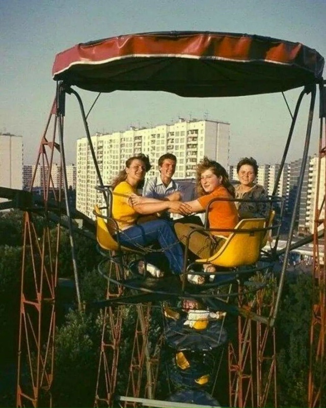 Как только было не страшно🙂
На колесе обозрения. 1986 г?...