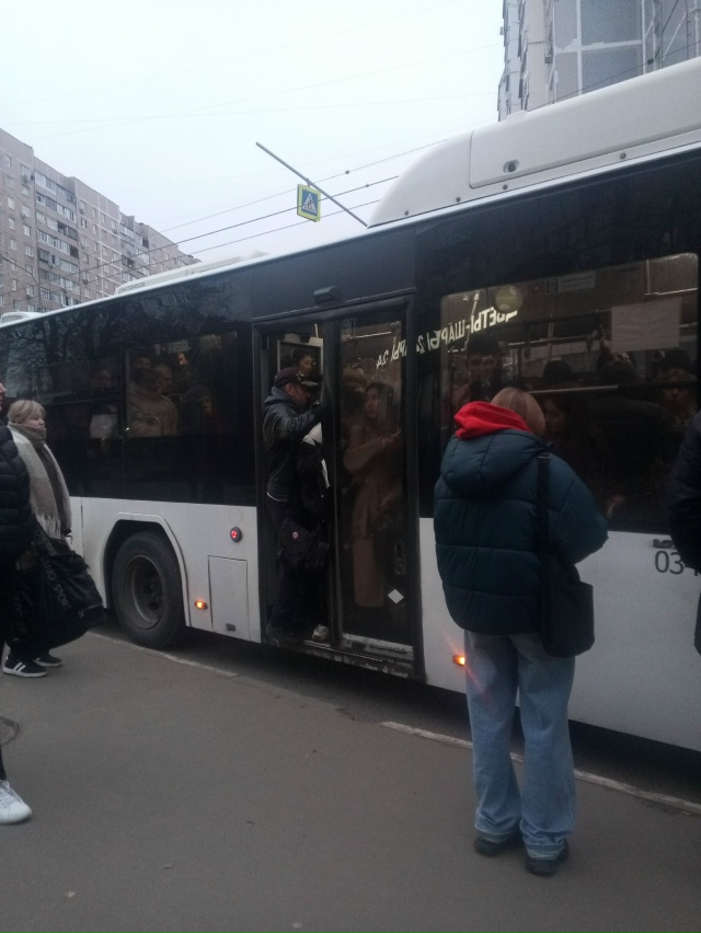 Час пик 8 утра. 489 автобуса не было час. И так каждое утро...