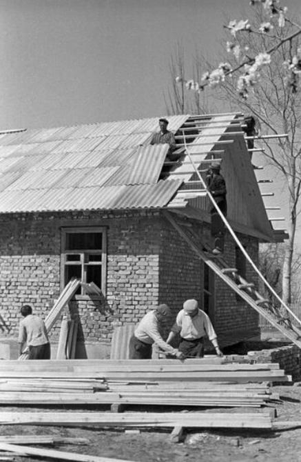 Строительство дома в колхозе, фото 1972 года.
Как вы счит?...