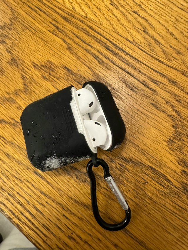 найдены airpods у арктики, чьи?