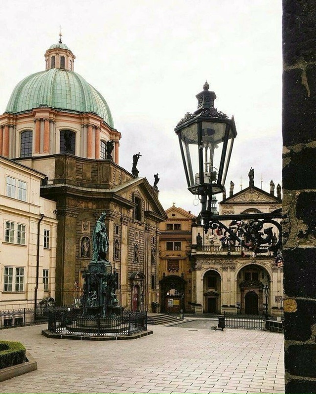 Прага – один из красивейших городов мира. Уехать бы и п...