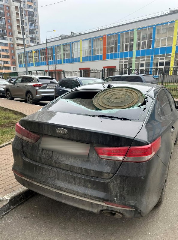 В подмосковной Балашихе тян подняла тяжёлую крышку канализационного люка и кинула её в заднее стекло