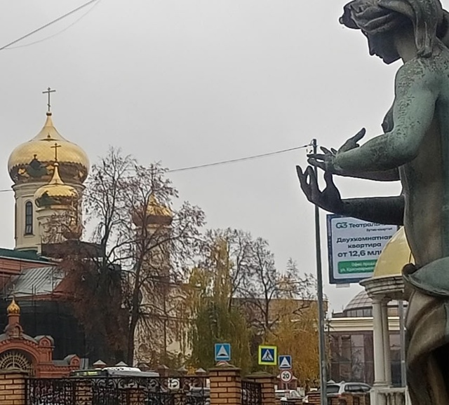 Излишне выпирающие соски вновь были замечены напротив...