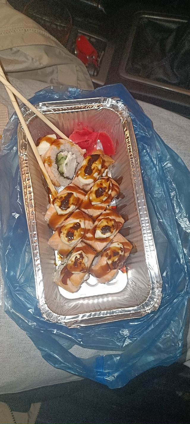 Увидела возле Линии новый ларечек, где делают суши) раб...