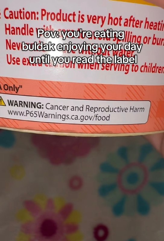 Buldak вызывает РАК и бесплодие — в Калифорнии нашли упаковку лапши с тревожной пометкой.
По местн