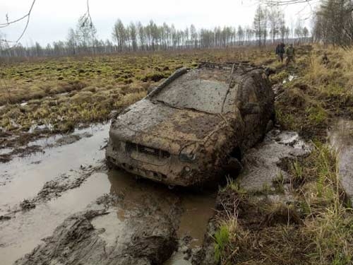 В грязь
Грязь, что липнет к ногам, та отмоется.
Побегу?...