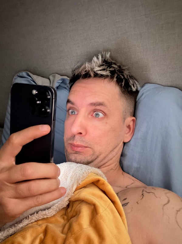 Доброе утро ☀️
Первое, что я делаю, - ползаю по новостным пабликам.
Вдруг на планету летит метеорит