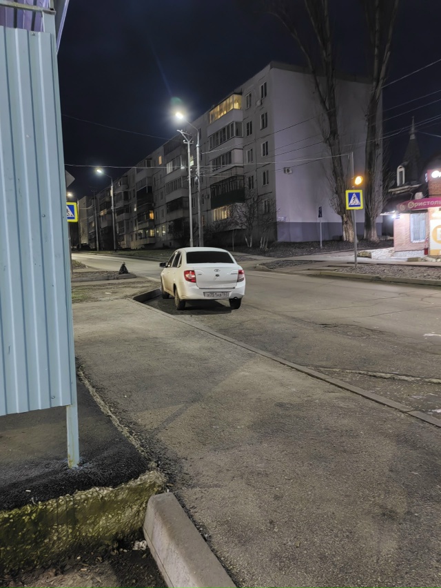 Только так и не иначе нужно парковаться. На встречке, н?...