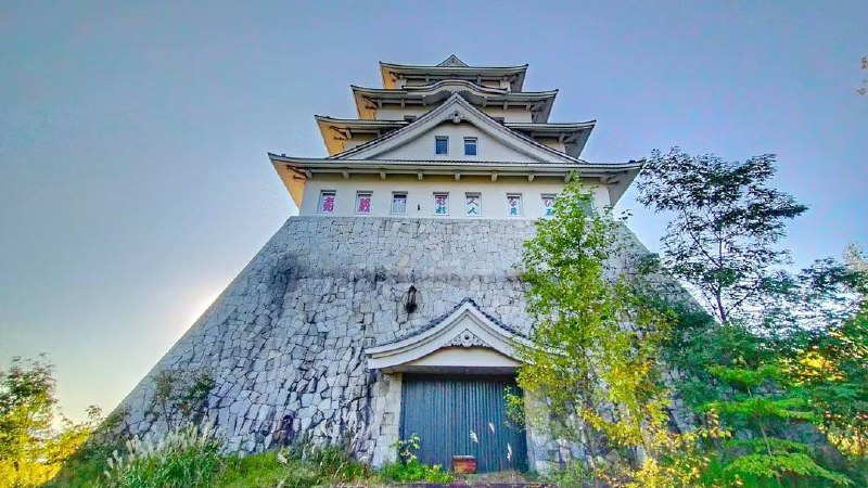 В Японии продают 6-этажный замок по цене однушки.
Замок построили в 1991 году из бетона и стали, со