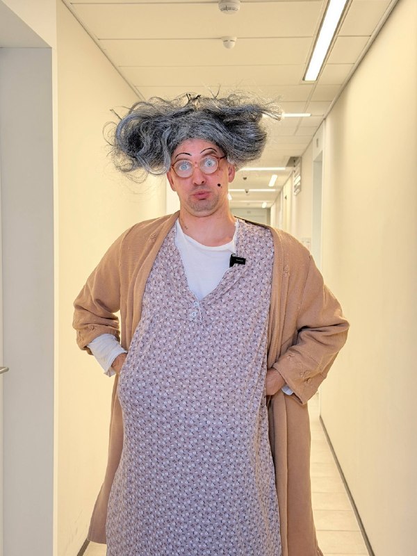 В каждом подъезде есть такая соседка 😂
Придет ругаться потому что слышит как ты дышишь через 3 эта