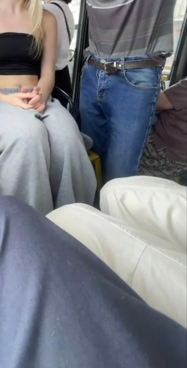 Аномальная жара в автобусе...
У мужика аж ширинка взмок?...