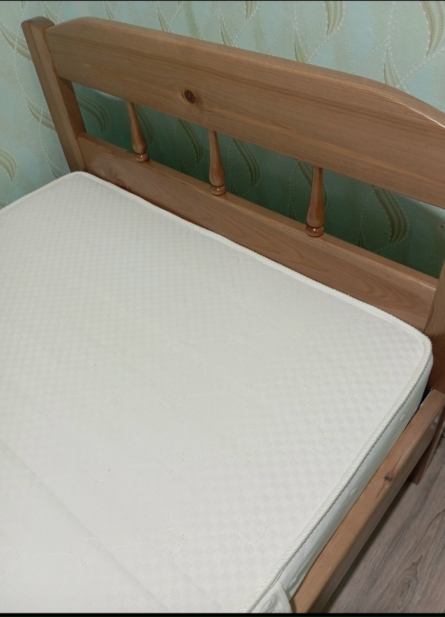 Продам кровать из массива сосны с ортопедическим матр?...