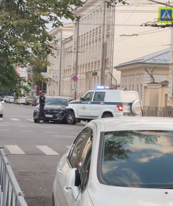Вот такое ДТП у Серого дома.