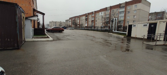 Парковка практически пустая!!!!
Но пожилому мужчине хо?...