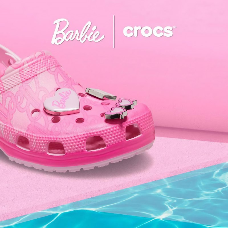 Мужики, внимание: Crocs коллабнулся с… Barbie и выпустил целую коллекцию с мужским характером. Внутр