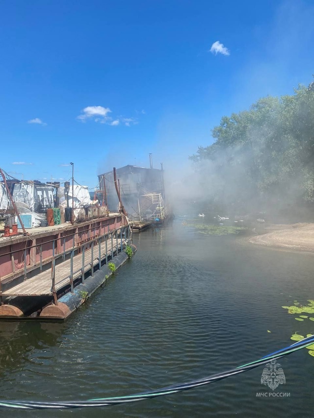 В региональном МЧС сообщили, что пожар на плавучей бан?...