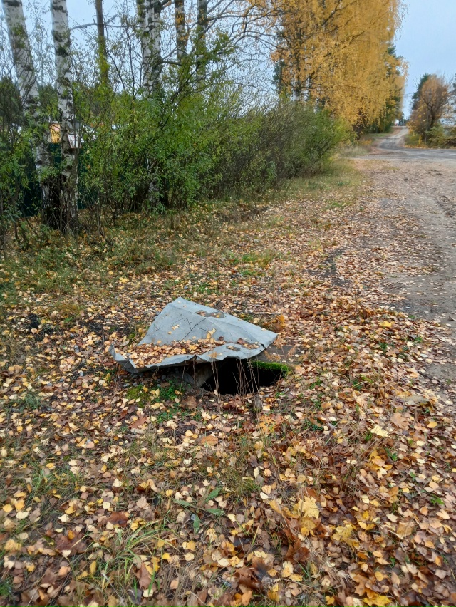 Закройте, пожалуйста, нормально люк на улице Октябрьск...