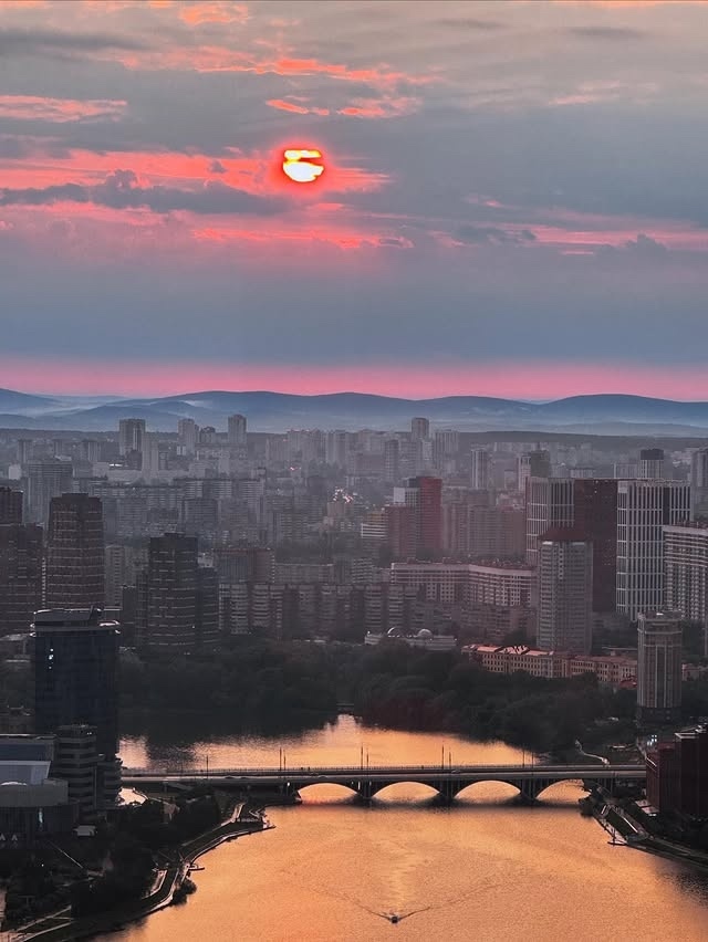 Екатеринбург в лучах заходящего солнца 🌆