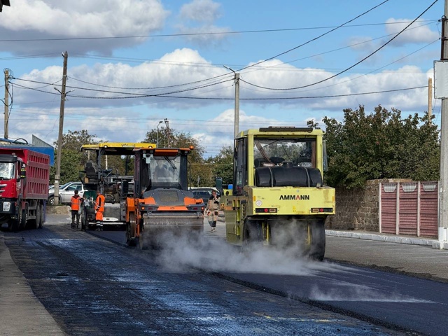 Сегодня приступили к укладке выравнивающего слоя доро...