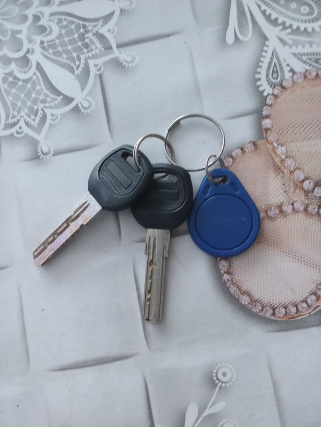 Сын нашёл ключи на улице,чьи отзовитесь.писать в личку.