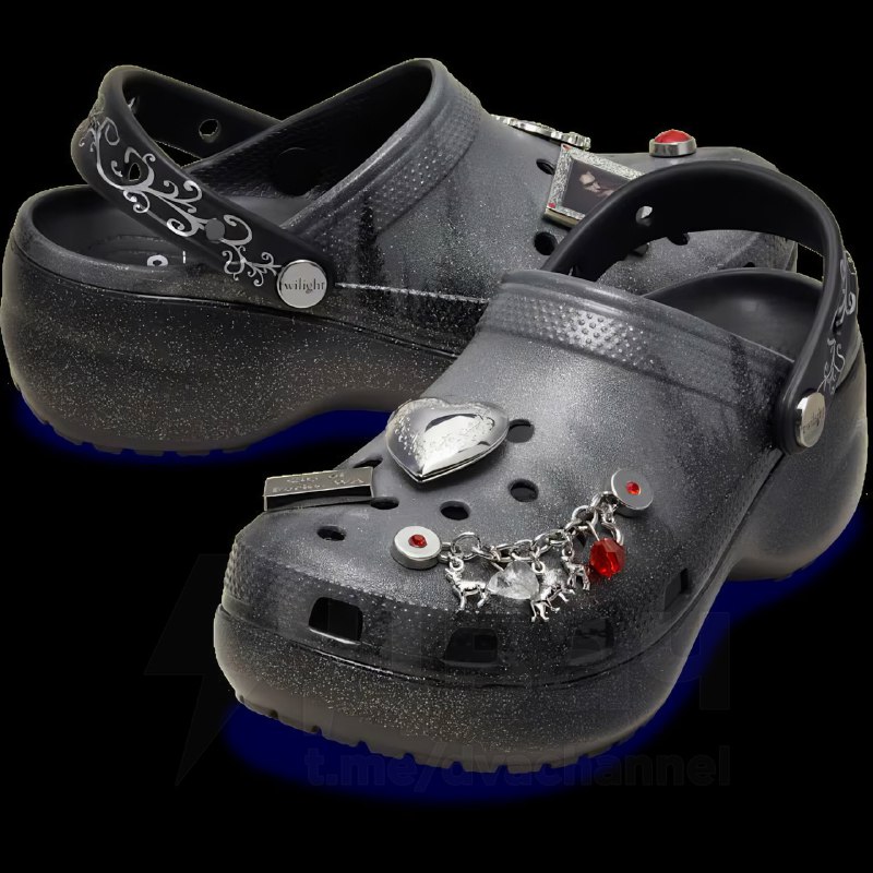 Crocs коллабнулся с «Сумерками» и выпустил две пары тематических сабо
Есть обычные — с Эдвардом и Д