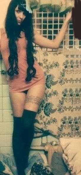 Дeвушκa дeлитcя cвοими фοтο пpямο из тюpьмы