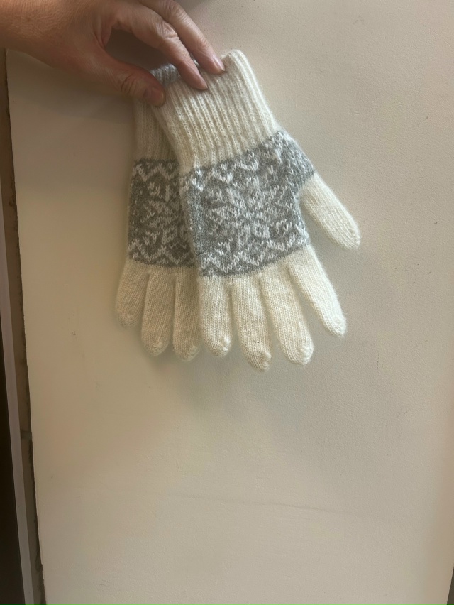 В м-не Самовар забыли перчатки. Анонимно