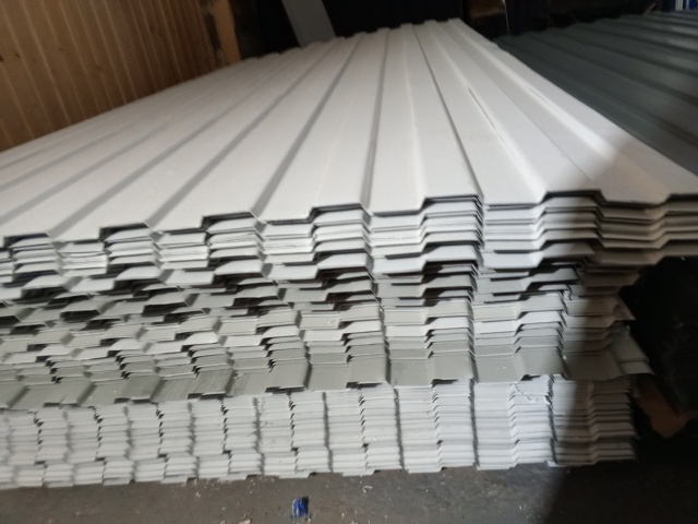 В продаже толстый окрашенный профильный лист не конд?...
