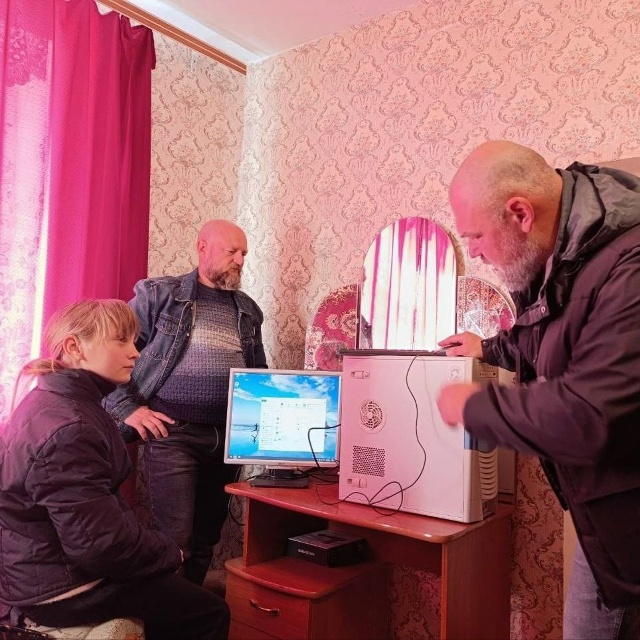 📍 «Русская община» подарила два компьютера малоимущи...