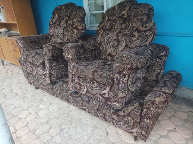 Продам диван и 2 кресла. Самовывоз. 2000 руб. +79878456211. Анон.