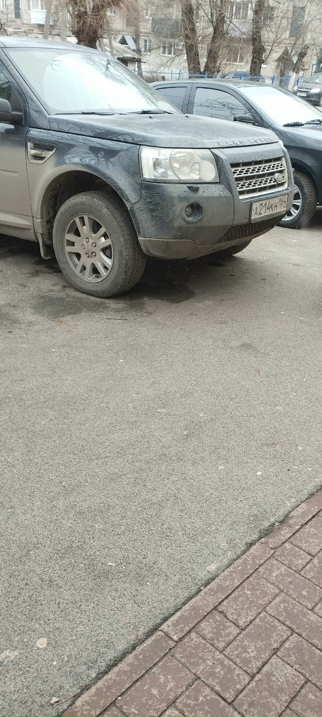 Водитель на данном авто, кто тебе права выдавал???
авто?...