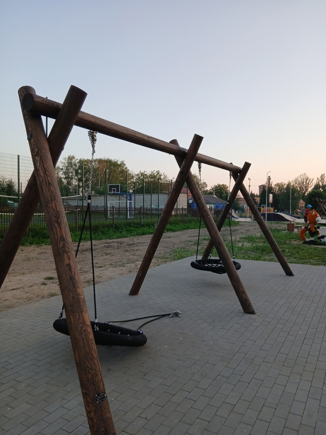 Почините качели. Сломали, на новой площадке у ТЦ Вита.