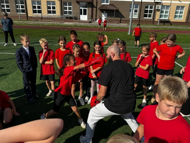 Бокс- это не про драку - это про характер .
Бокс учит не б...