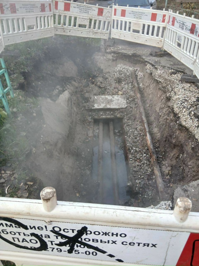 «Ивана Булкина, 80а, во дворе дома с августа разрыли три ...