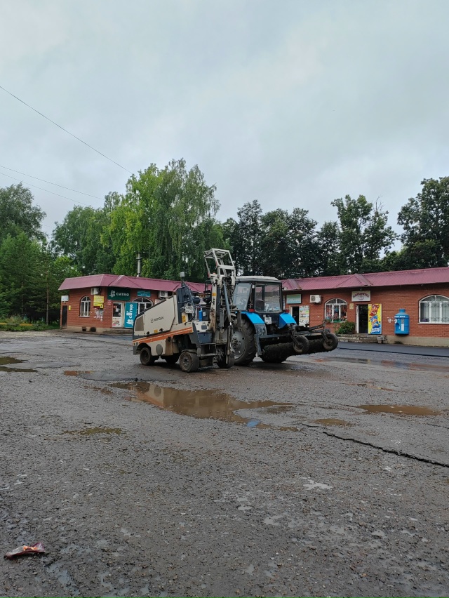 На Юбилейке на площади укладывают асфальт...