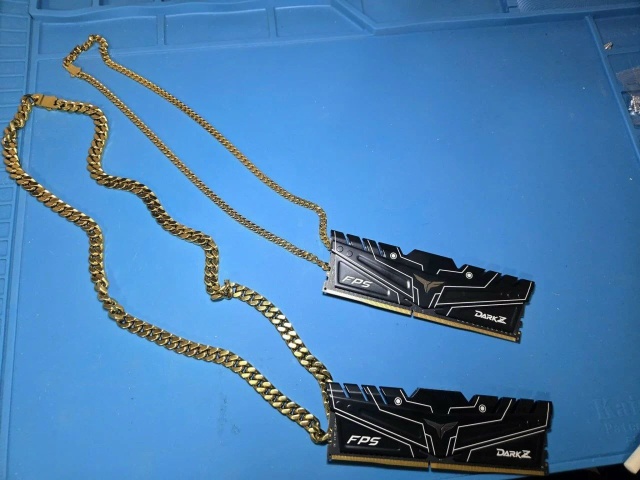 Samsung не может купить чипы памяти... у самого себя.
Подра?...