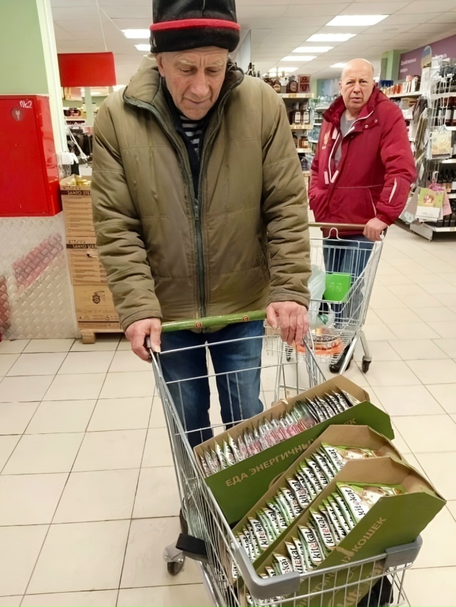 Он спасает маленькие жизни, отдавая последнее.
Встрет?...