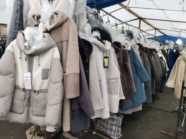 На против центрального входа Октябряского рынка будет...