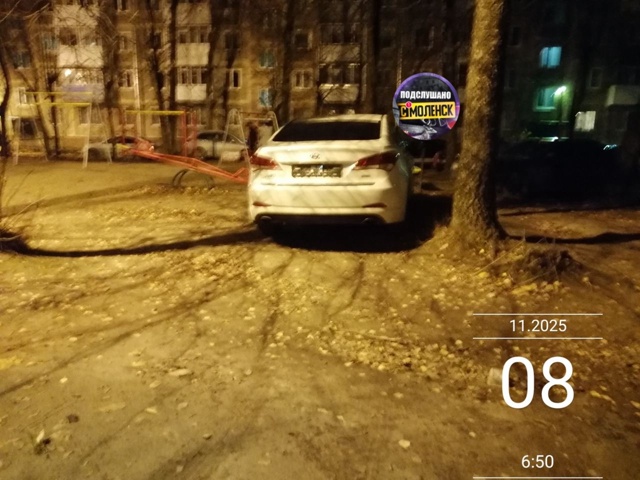 Безобразие у подъезда Безобразие очевидно. Грязь у по...